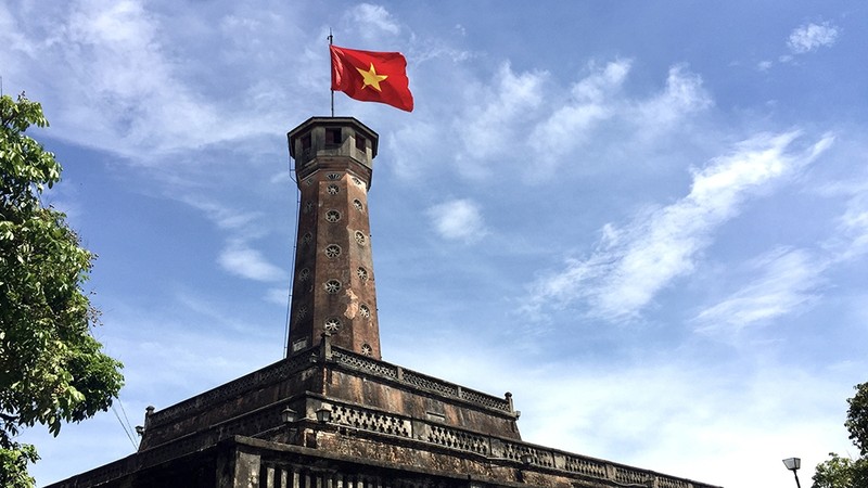 金星红旗在河内旗台上迎风飘扬庆祝九•二国庆节。（陈海 摄）