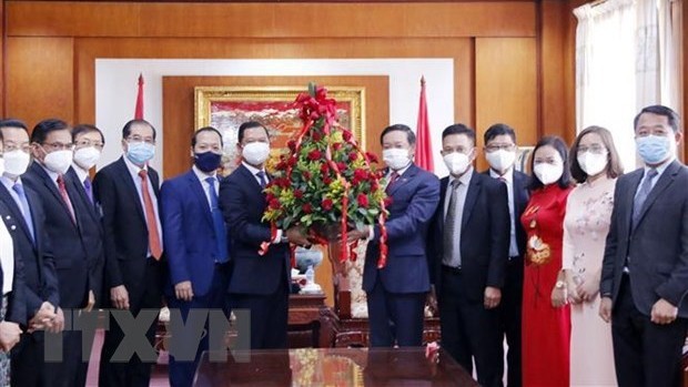老挝外交部副部长Phoxay Khaykhamphithoune（左）向阮伯雄大使赠送鲜花，祝贺越南国庆76周年。（图片来源：越通社）