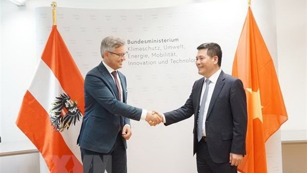 阮鸿延部长（右图）与奥地利应对气候变化、环境、能源、创新和技术部国务卿马格努斯·布鲁纳。（图片来源：越通社）
