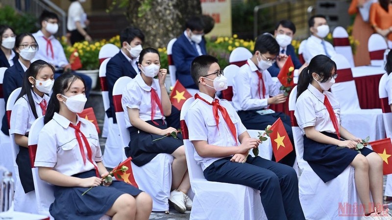 学生代表参加开学典礼。