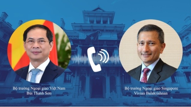 越南外长裴青山与新加坡外长维文通电话。（图片来源：外交部）