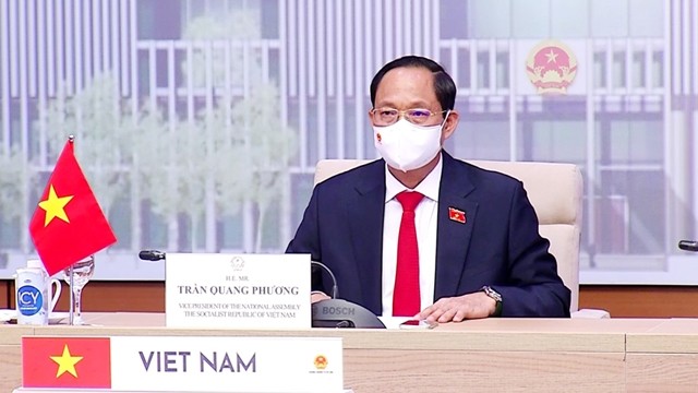 越南国会副主席陈光方出席会议。