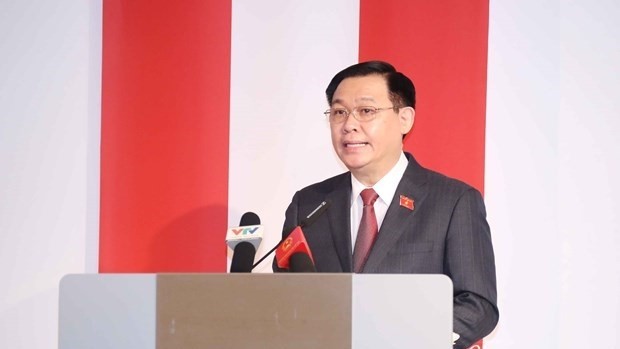 越南国会主席王廷惠在越奥企业论坛上发表讲话。