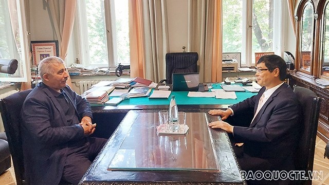 越南驻乌克兰大使阮宏石会见乌克兰国家作家协会主席。（图片来源：国际报）