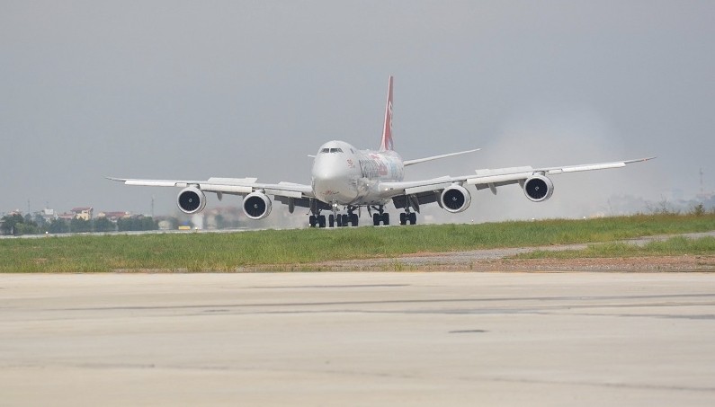 附图：波音747-8F飞机在内排国际机场1B跑道安全降落。