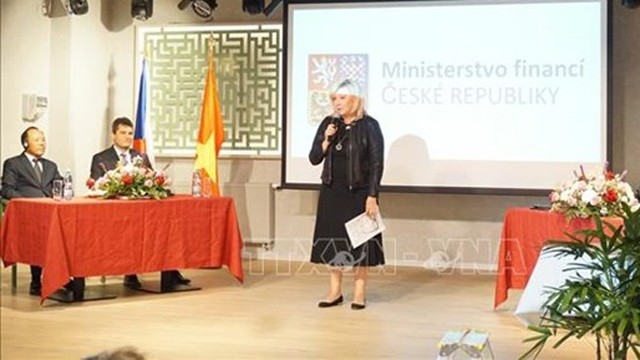捷克副总理兼财政部长席勒洛娃在论坛上发表讲话。（图片来源：越通社）