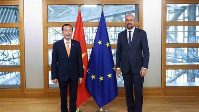 越南驻欧盟代表团团长阮文草大使与欧洲理事会主席合影。（图片来源：越通社）