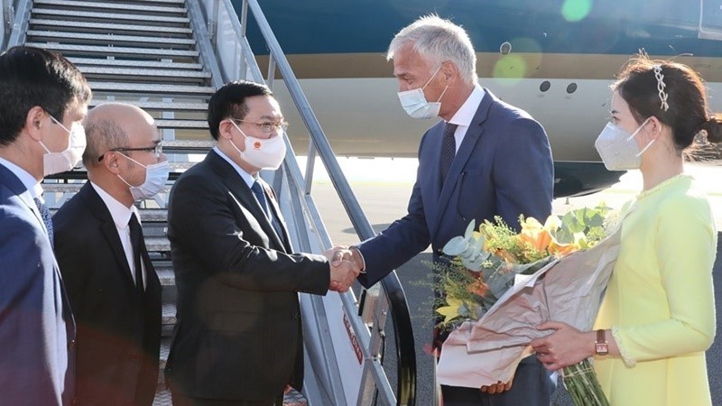 国会主席王廷惠抵达比利时首都布鲁塞尔时受到热烈欢迎。（图片来源：越通社）