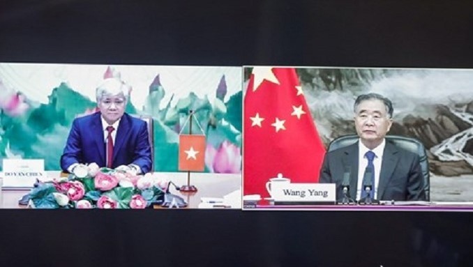 越南祖国阵线中央委员会主席杜文战与中国全国政协主席汪洋。（图片来源：人民报网）