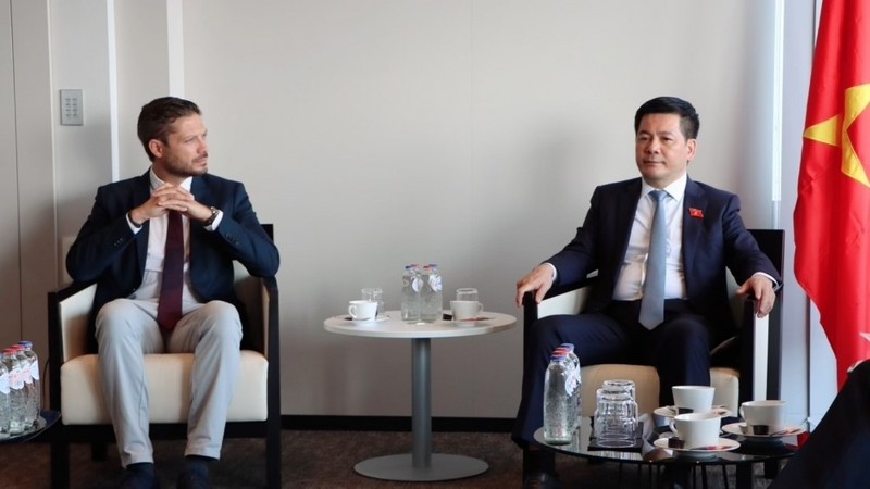 越南工贸部长阮鸿延会见欧洲体育用品行业联合会秘书长杰罗姆·佩罗。（图片来源：工贸报）