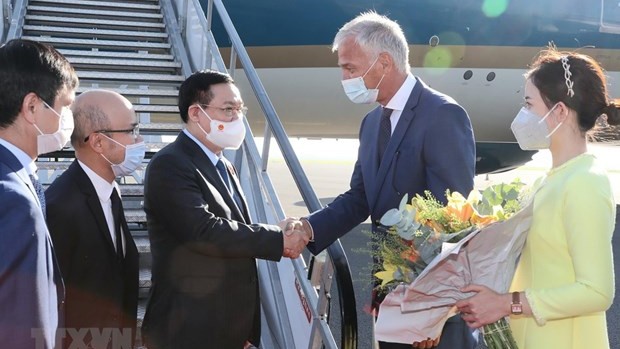 国会主席王廷惠一行抵达比利时首都梅尔斯布鲁克军用机场。（图片来源：越通社）