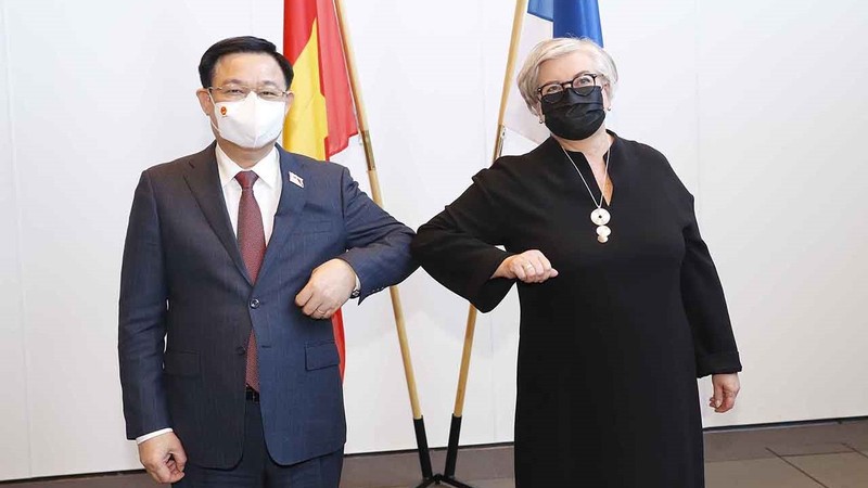 越南国会主席王廷惠与芬兰议会议长阿努•韦赫维莱宁会谈。
