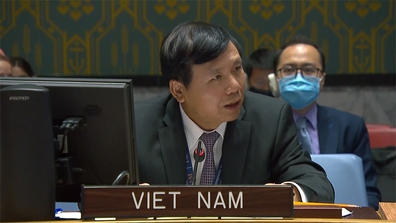 越南常驻联合国代表团团长邓廷贵大使在会上发言。（图片来源：国际报）