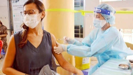 8月10日，居住在越南胡志明市的西班牙公民 Laura 在胡志明市接受新冠疫苗接种。图片来源: hcmcpv.org.vn