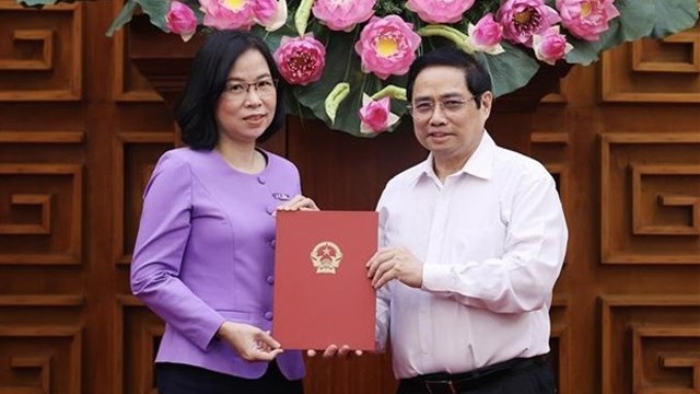 越南政府总理范明正向武越庄颁发越通社社长的任命决定。