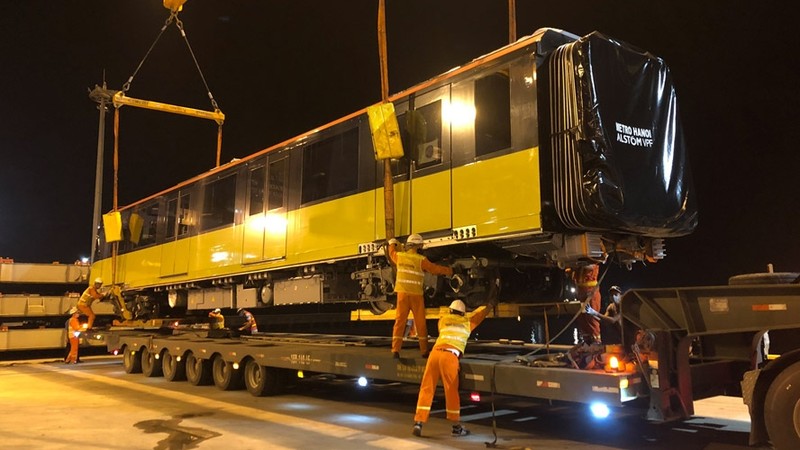 城铁三号线呠——河内站段项目的第九批列车已运抵海防港。
