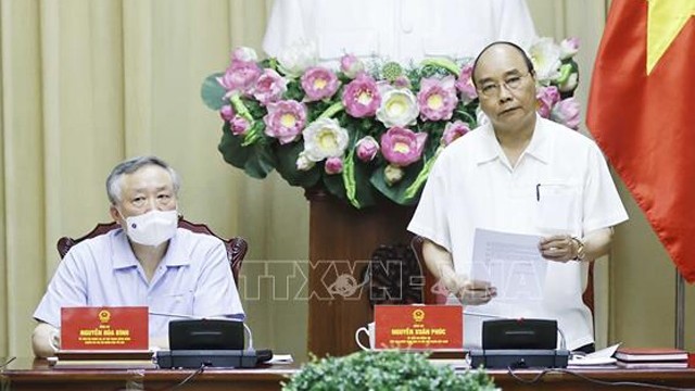 国家主席阮春福在会议上发表讲话。