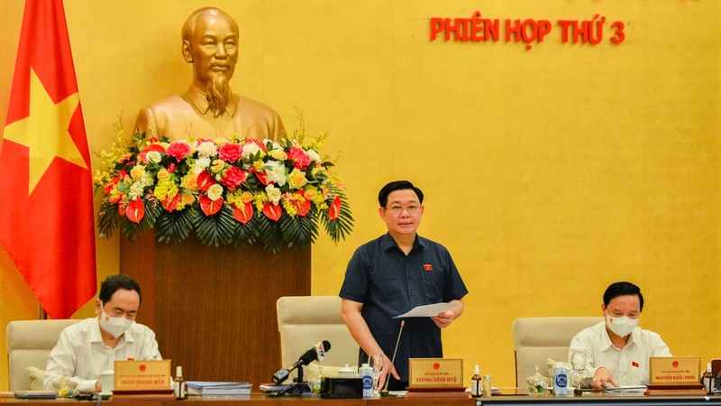 国会主席王廷惠主持会议。（图片来源：越南国会门户网站）