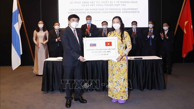 国会主席王廷惠出席防疫医疗物资交接和合作协议签字仪式。