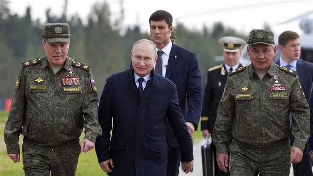 俄罗斯总统弗拉基米尔·普京前来观看军事演习。