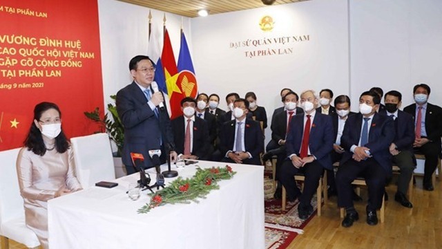 国会主席王廷惠看望越南驻芬兰使馆馆员和旅芬越南人代表。