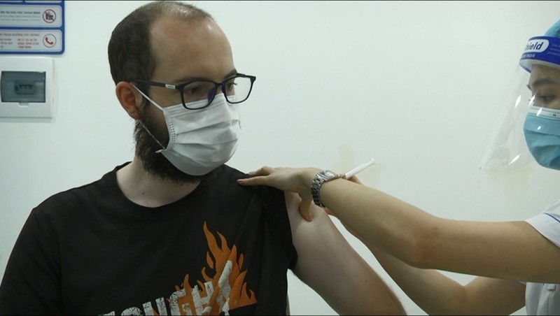 外国人在河内接种新冠疫苗。（图片来源：《越南人民军队报》）