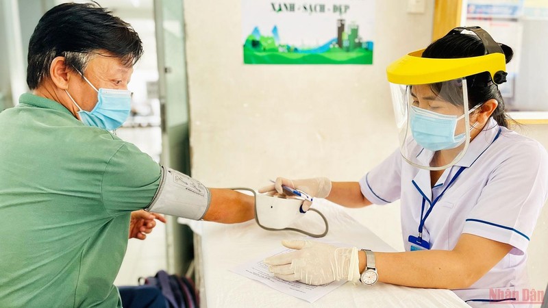 胡志明市平盛郡第25坊接种点在接种前为民众进行健康筛查。