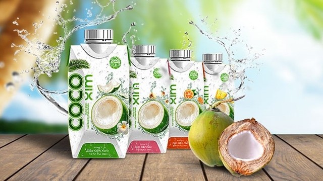 越南槟椥进出口股份公司的“Cocoxim”品牌罐装纯椰子水。
