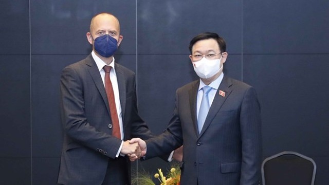 越南国会主席王廷惠会见西门子能源股份公司总裁兼首席执行官。（图片来源：越通社）