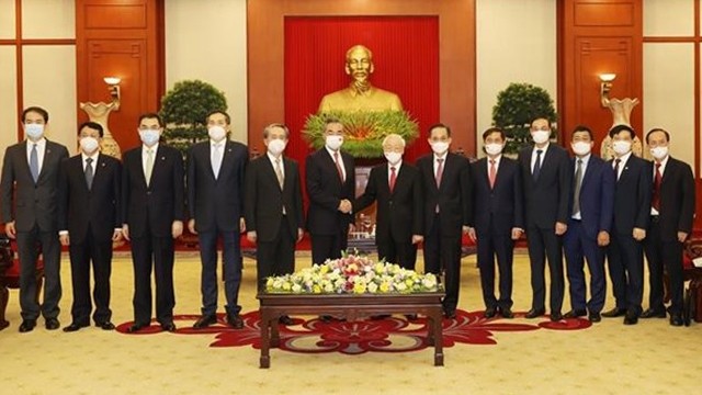 越共中央总书记阮富仲在河内会见了正在对越进行正式访问的中国国务委员兼外交部部长王毅。