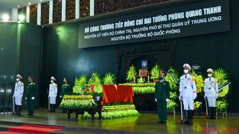 冯光青同志追悼会和遗体告别仪式在庄严肃穆的气氛中举行。