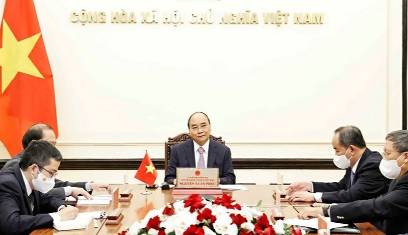 越南国家主席阮春福与日本首相菅义伟通电话。