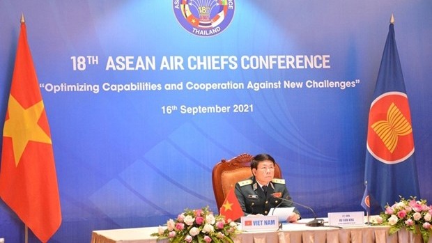 越南防空空军军种代司令武文柯中将出席会议。（图片来源：人民军队报）