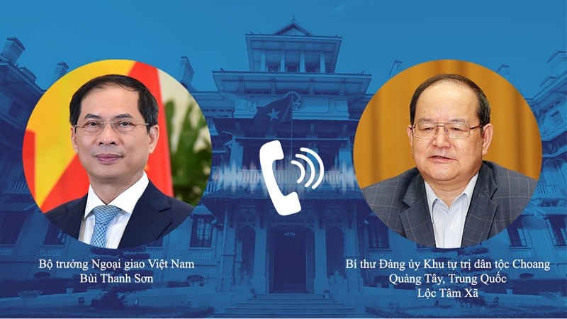 越南外交部长裴青山同中国广西壮族自治区党委书记鹿心社通电话。（图片来源：外交部）
