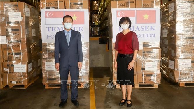 越南驻新加坡大使馆接收淡马锡基金会援越的首批抗疫物资。（图片来源：越通社）
