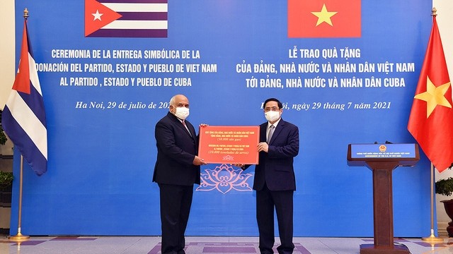 范明正总理向古巴驻越南大使象征性地移交越南党、国家和人民向古巴党、国家和人民 捐赠一万吨大米。（图片来源：越通社）