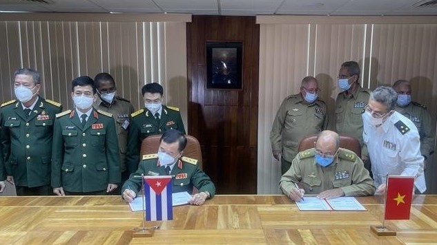 越南国防部副部长黄春战上将与古巴革命武装力量部部长阿尔瓦罗·洛佩斯签署防务合作计划。