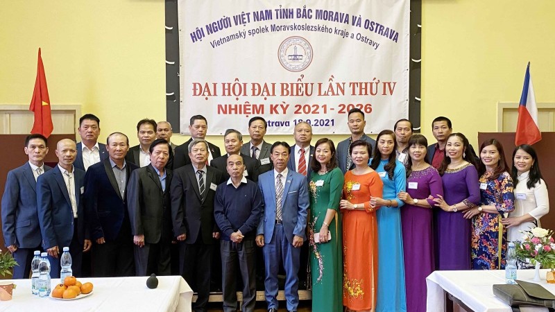 旅居北摩拉瓦和俄斯特拉发市越南人协会执行委员会成员合影留念。（图片来源：越通社）