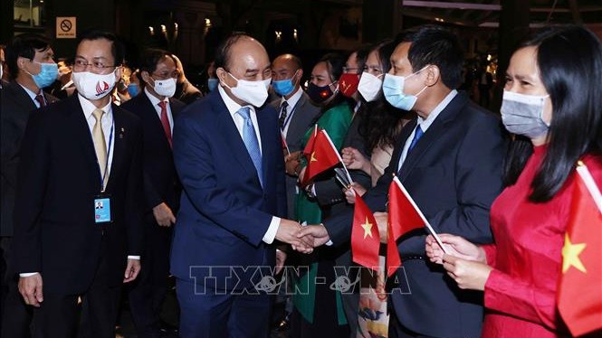 越南驻美国大使馆干部人员迎接阮春福主席一行。（图片来源：越通社）