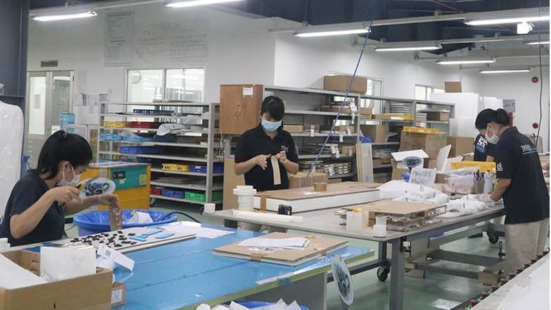 位于同奈省的富士通（越南）电脑产品有限公司的工人根据“三个就地”方案工作。