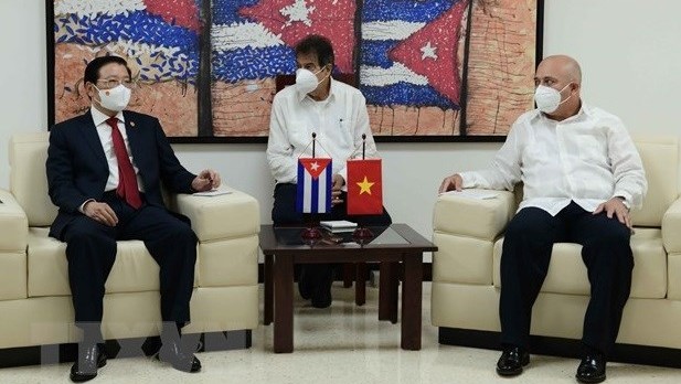越共中央内政部部长潘庭镯会见古巴共产党负责干部政策和组织书记罗伯托·莫拉雷斯。（图片来源：越通社）