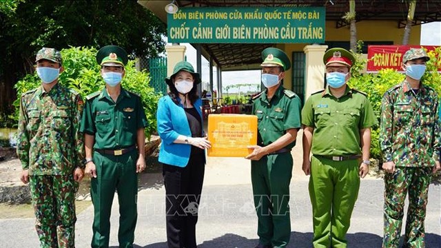国家副主席武氏映春看望慰问西宁省新冠疫情防控一线工作人员。