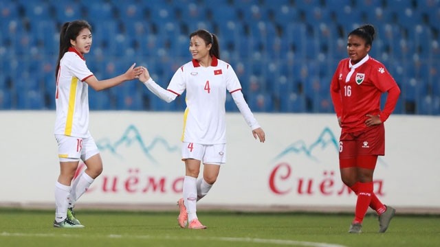 越南女性球员庆祝进球。
