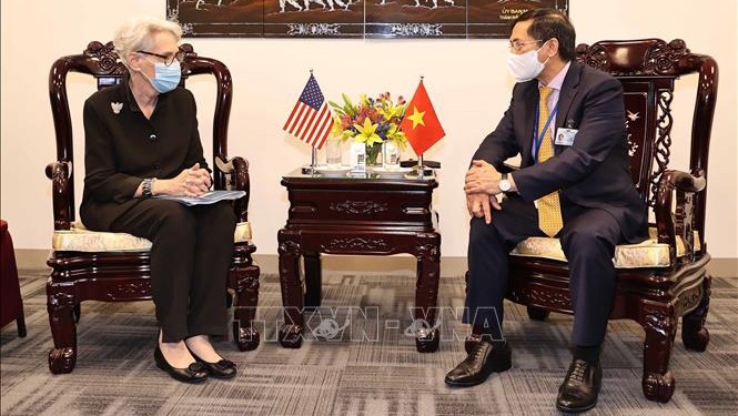 越南外交部长裴青山与美国副国务卿温迪·谢尔曼举行双边会晤。