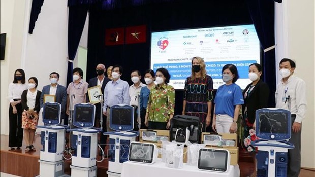 越南美国商会为越南疫情防控工作捐赠医疗设备。（图片来源：越通社）