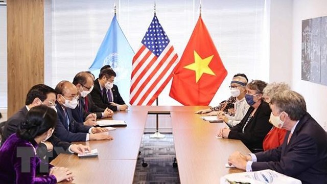 国家主席阮春福会见由越南橙毒剂受害者救助运动组织协调员梅尔•拉特纳为团长的美国友人。