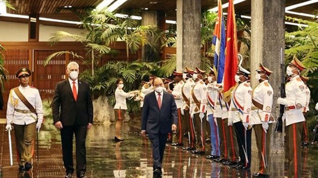 古巴共产党中央委员会第一书记、古巴国家主席米格尔•迪亚斯•卡内尔主持仪式，欢迎阮春福主席的到访。（图片来源：越通社）