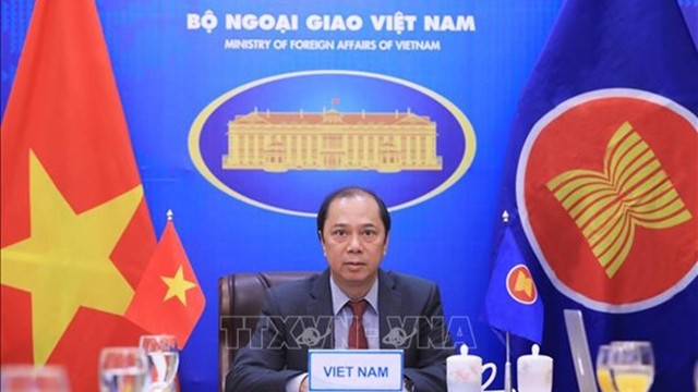 越南外交部副部长、东盟高官会越南代表团团长阮国勇率团出席会议。（图片来源：越通社）