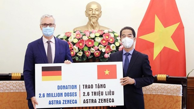 越南接受由德国政府捐助的260万剂阿斯利康疫苗。（图片来源：越通社）
