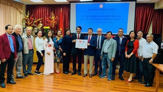 越南驻斯洛伐克大使馆接受旅斯越南人向新冠疫苗基金会捐赠的资金。（图片来源：越通社）